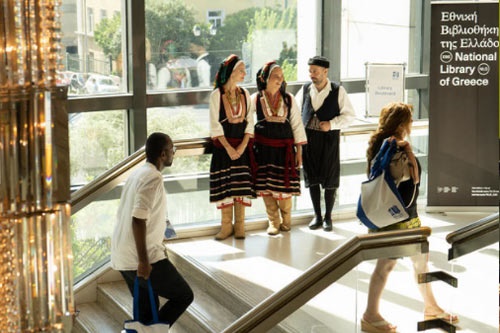 你妈和女朋友同时掉水里了,你一定要先救女朋友 你妈和女朋友同时掉水里了,你一定要先救女朋友